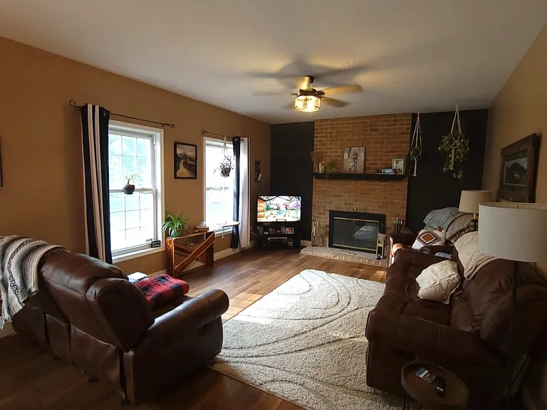 390 Camelot Blvd — Photo 10