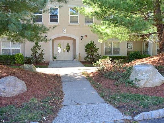 3rd image of 1011 Brittany Dr Unit 1011