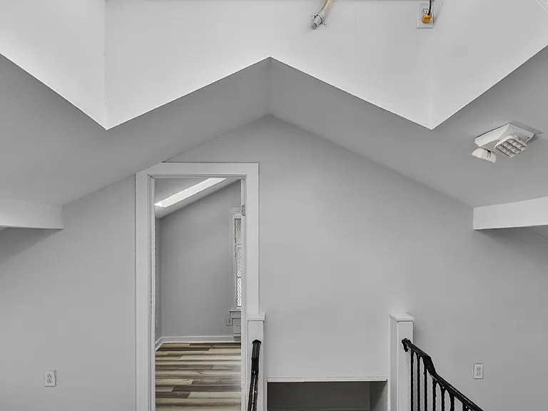 395 Crown St — Photo 6
