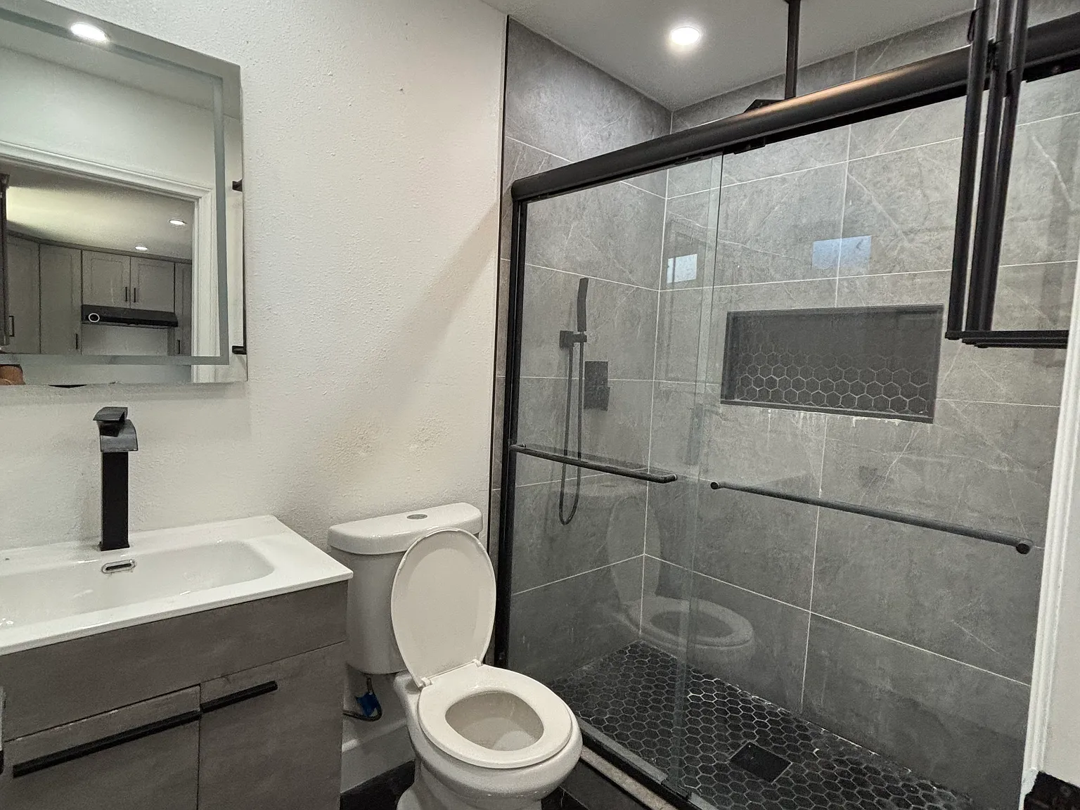 1 bed, $2,000 — Photo 4