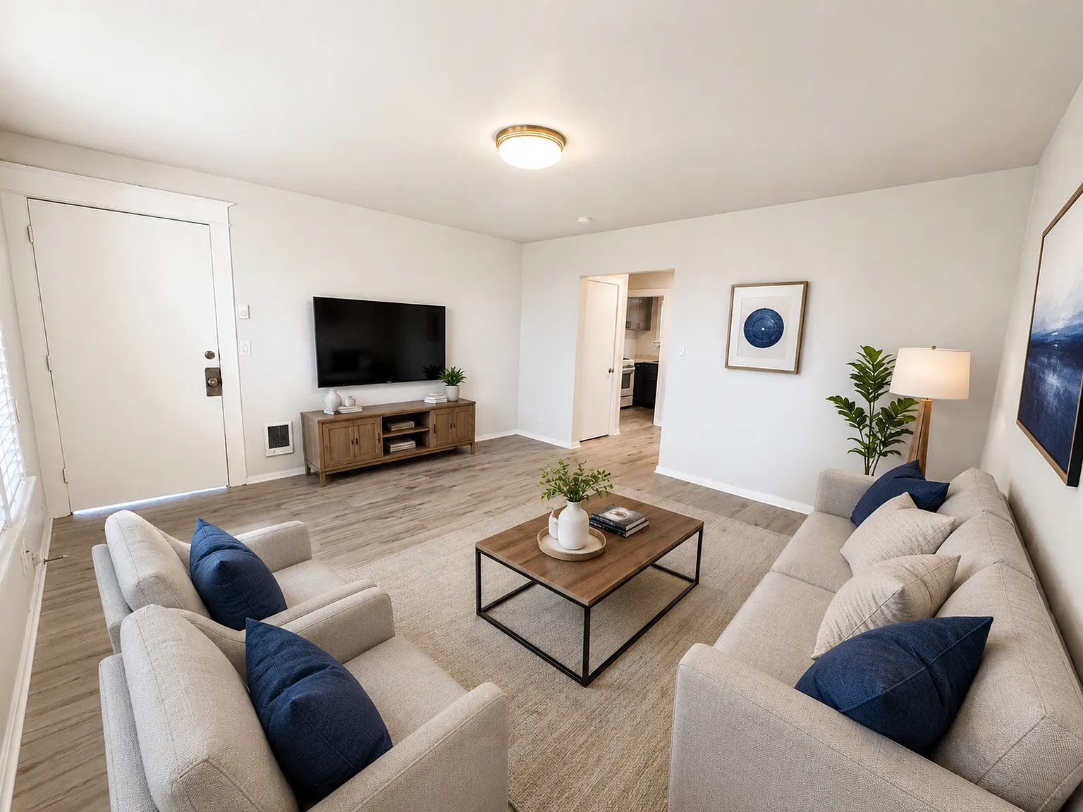 Charming Newly Updated Bottom Floor Spacious 1 Bed! Pre-Lease Today!! — Photo 2
