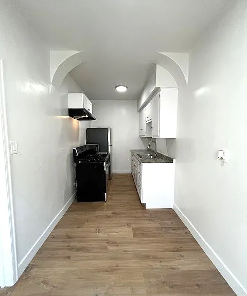 1932 W 25th St #9 — Photo 4