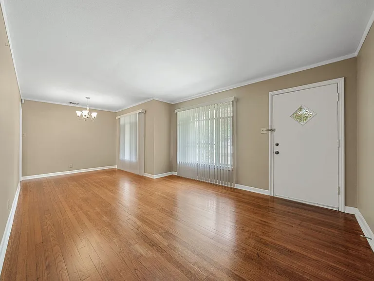 314 Barbara Dr — Photo 3