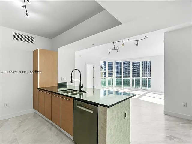 2 bed, 2.5 bath, $5,500 — Photo 3
