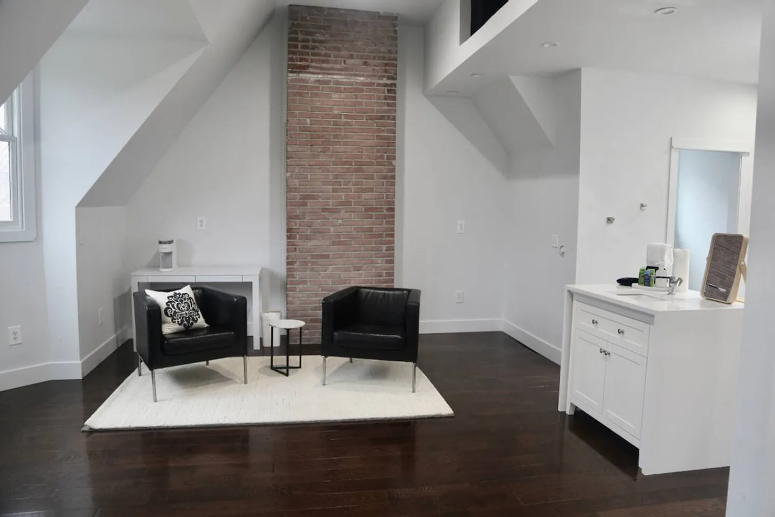 4 bed, 2.0 bath, $6,143 — Photo 3