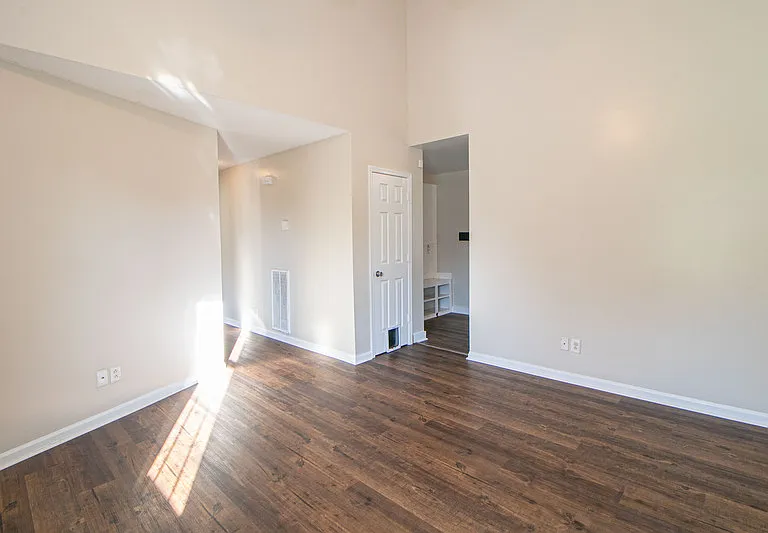 529 Indian Ave — Photo 2