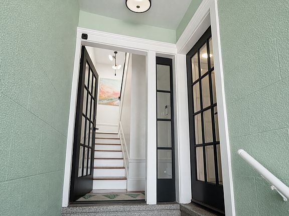 3rd image of 138 Baker St #138
