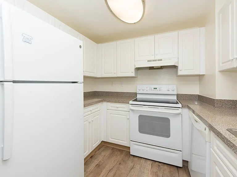 Lakewood Apartments — Photo 28