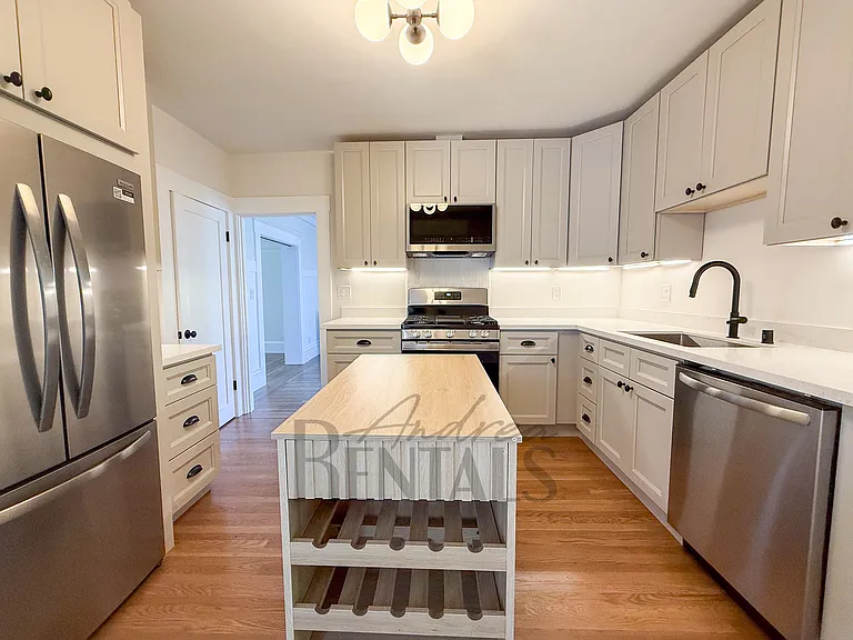 1329 Oxford St — Photo 11