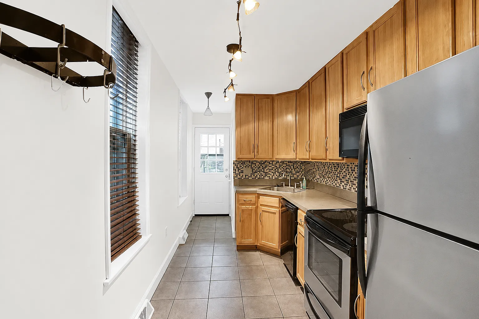 2 bed, 2.5 bath, 1566 sqft, $1,800 — Photo 4