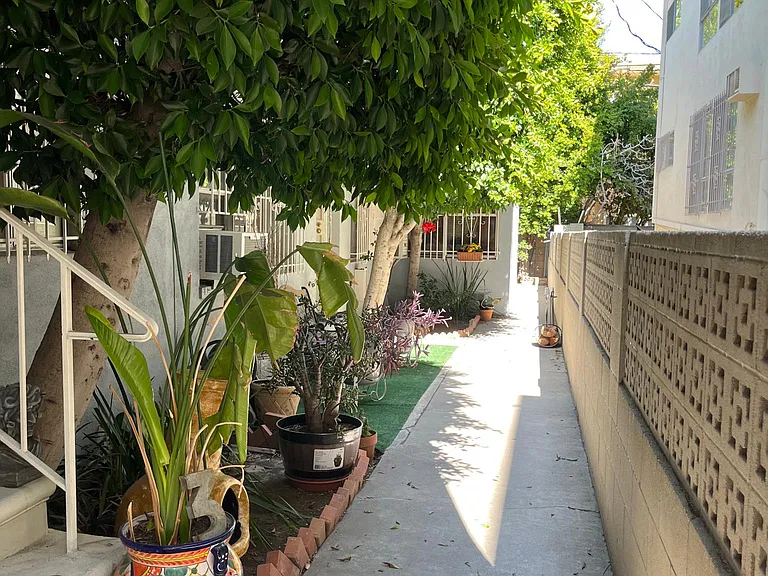 636 N Flores St #4 — Photo 20