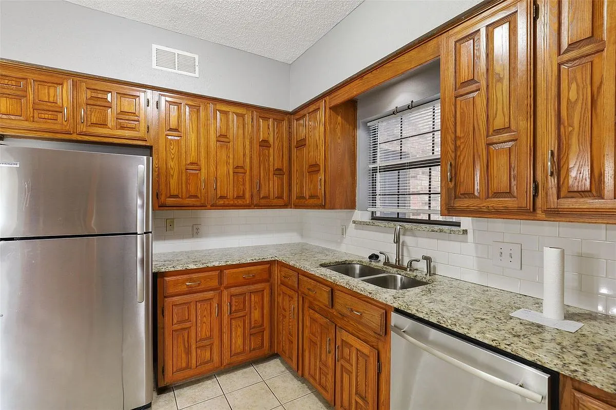 2 bed, 2.5 bath, 1260 sqft, $1,900 — Photo 3