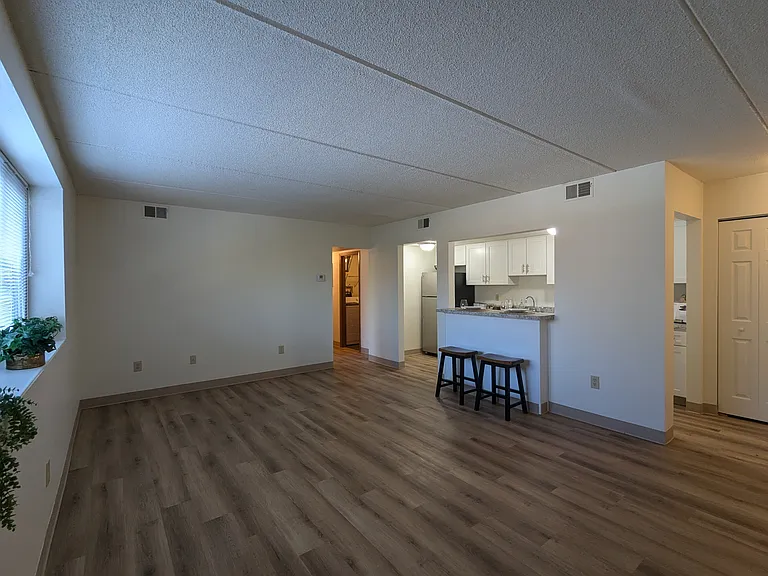 North Pointe Commons — Photo 6