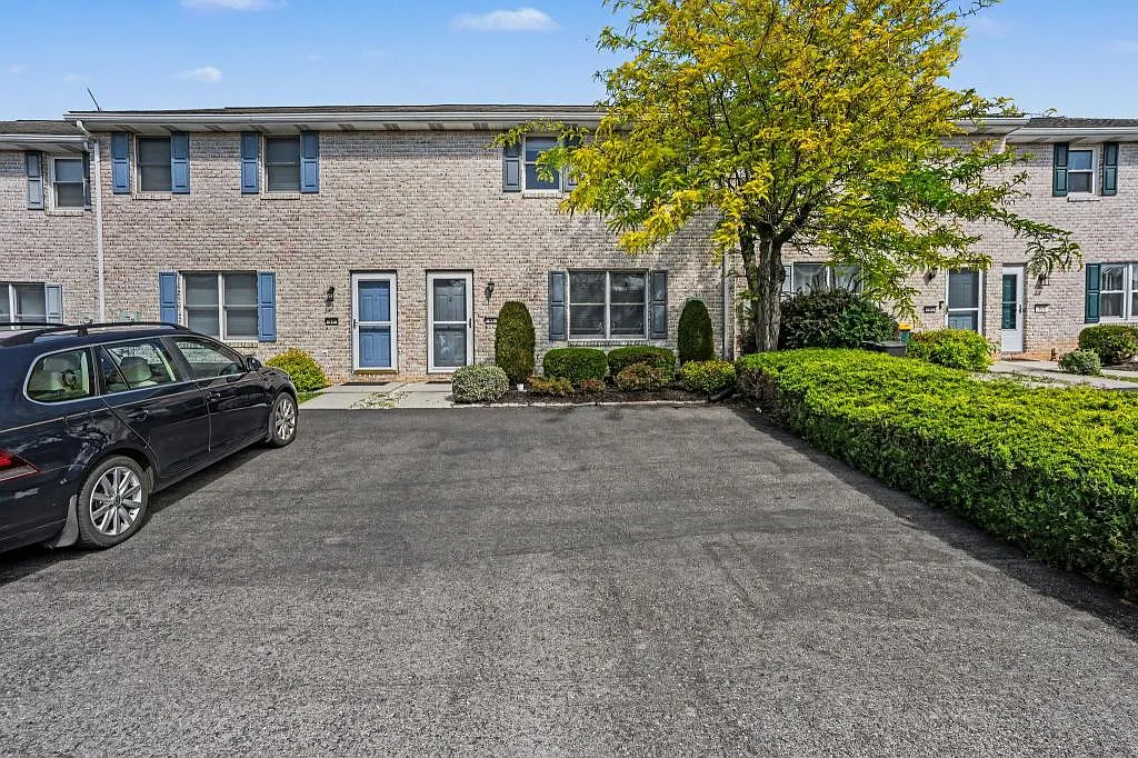 99 Lee Ann Ct — Photo 1