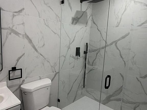 3rd image of 935 Jefferson Ave APT 10