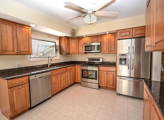 Gorgeous kitchen with all your wishlist items!