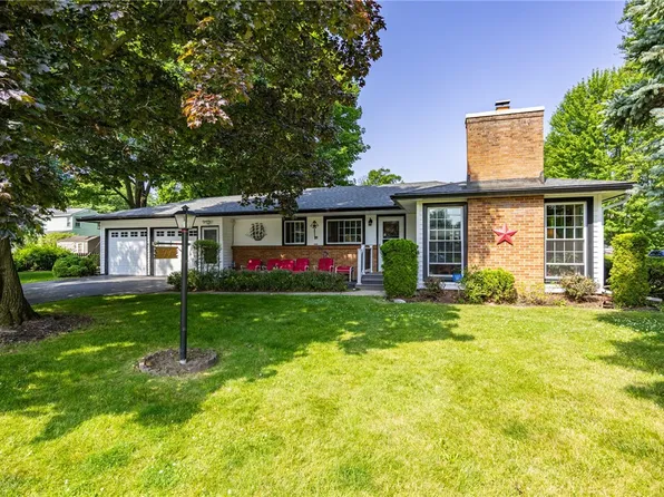 77 Willowen Dr, Rochester, NY 14609