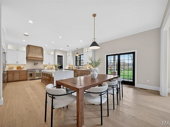 3rd image of 8 Briarbrook Trl
