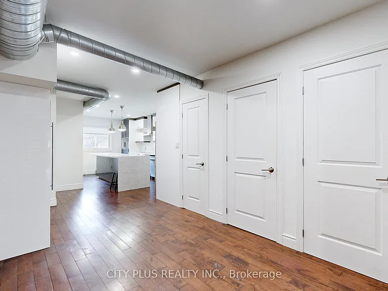 704 Bloor St W — Photo 9