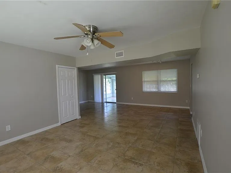 834 Dolores St — Photo 9