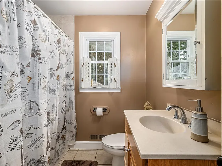 24 Sharon Rd — Photo 10