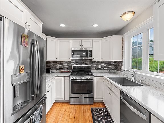 2nd image of 20 Boxwood Dr