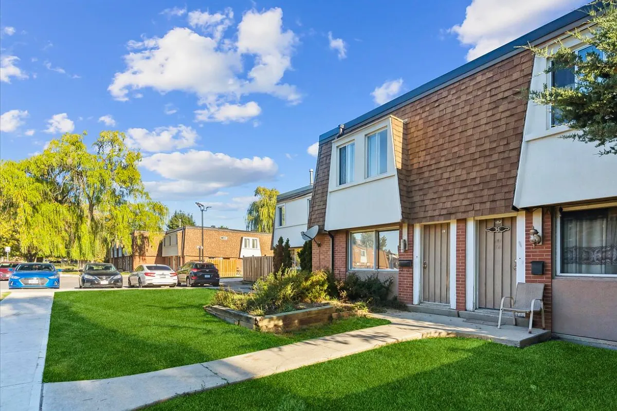 1560 Bloor Street East Townhomes — Photo 1