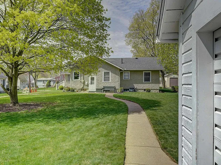 N Cedar St — Photo 2