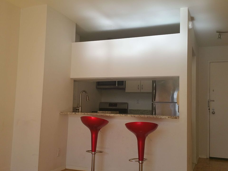 1st image of 1 Irving Pl APT V10c