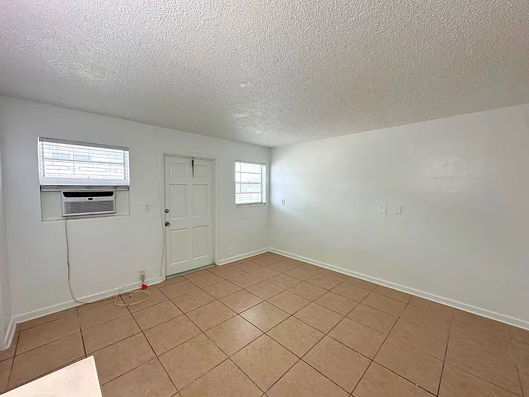 4611 South Congress Ave — Photo 18
