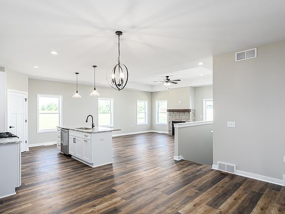 4th image of 946 Kings Dr