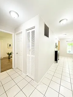 450 NE Riverhill Dr — Photo 5