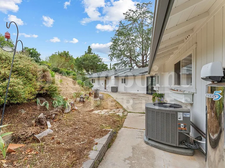2113 Sleepy Hollow Rd — Photo 35