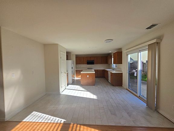 5th image of 126 Lucy Ln