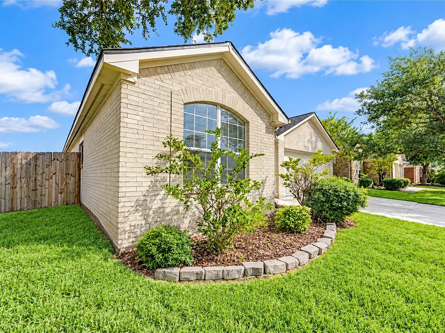 4 bed, 2.0 bath, 1919 sqft, $2,100 — Photo 1