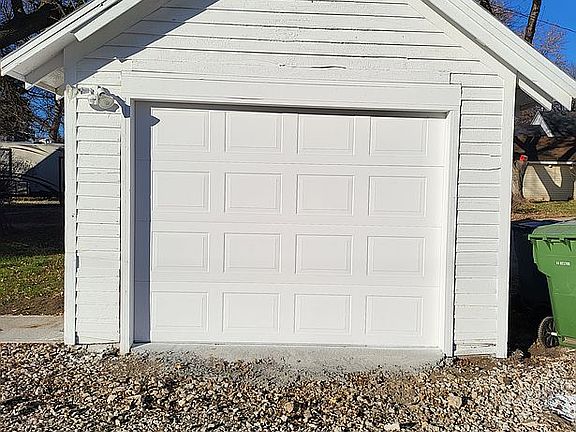 Detached Garage with Opener