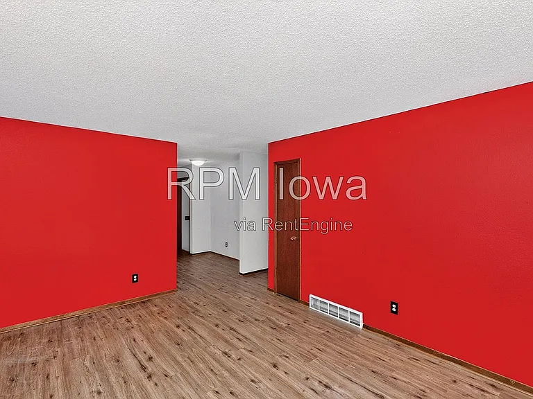 1614 NW Applewood St — Photo 7