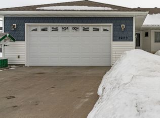 2423 Pembrooke Dr, Grand Forks, ND 58201