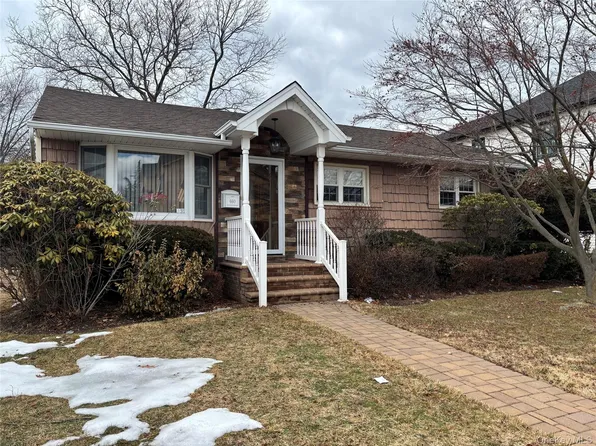 660 Hewlett Street, Franklin Square, NY 11010