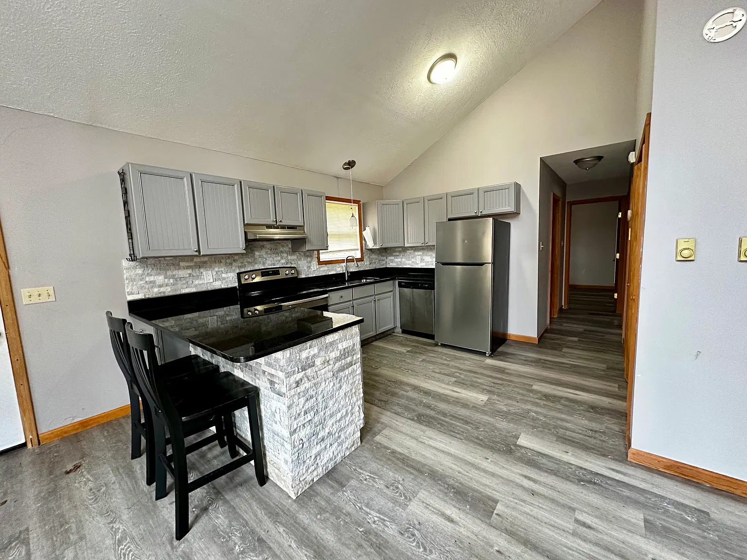 3 bed, 960 sqft, $1,925 — Photo 3