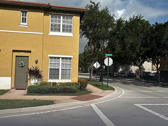 5th image of 502 SW 147th Avenue