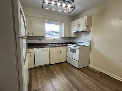Crestwood Apartments — Photo 26