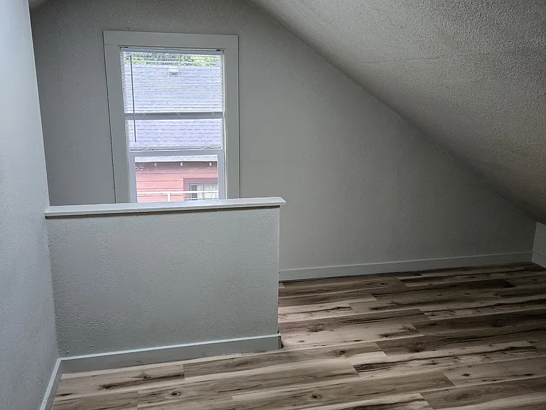170 SE Grove St — Photo 2