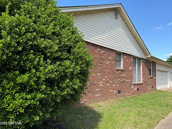 3rd image of 30 Jamestown Dr