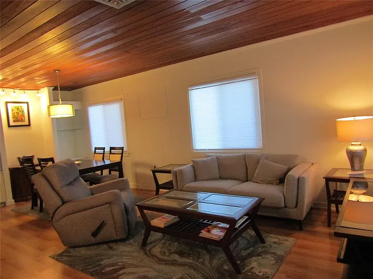 421 Riviera St — Photo 3
