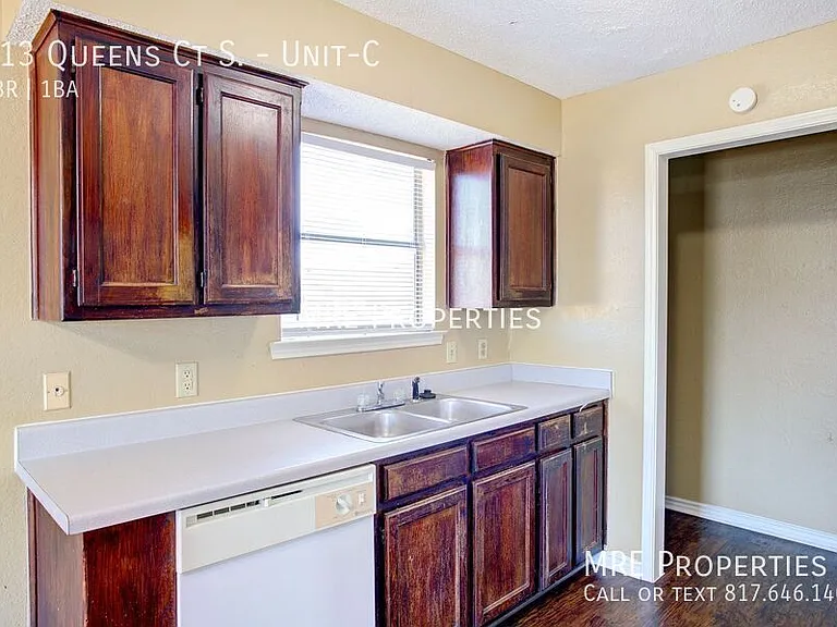 313 Queens Ct S #C — Photo 7