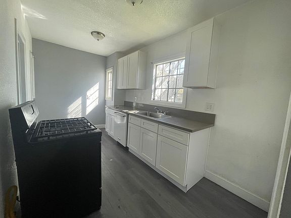 3rd image of 472 W 47th St #472