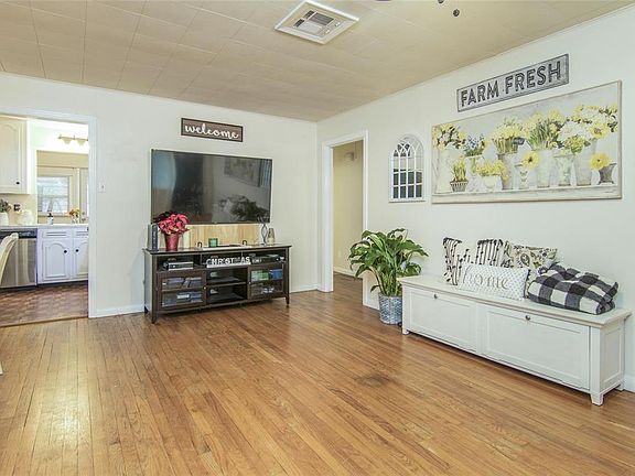 5th image of 605 Valerie Ave