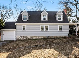 921 E Manor Rd, Independence, MO 64055