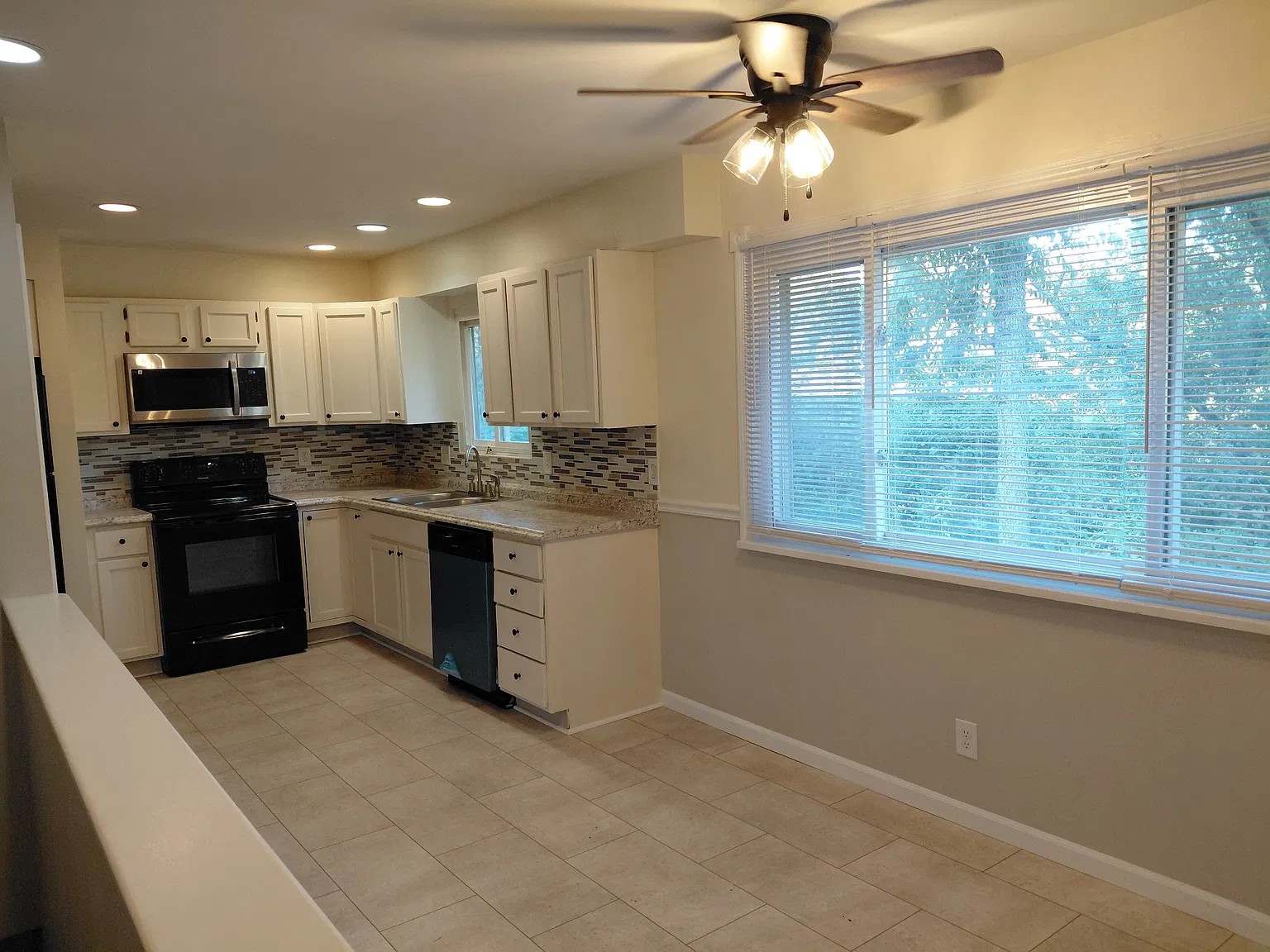 3 bed, 1.5 bath, 1008 sqft, $1,700 — Photo 2